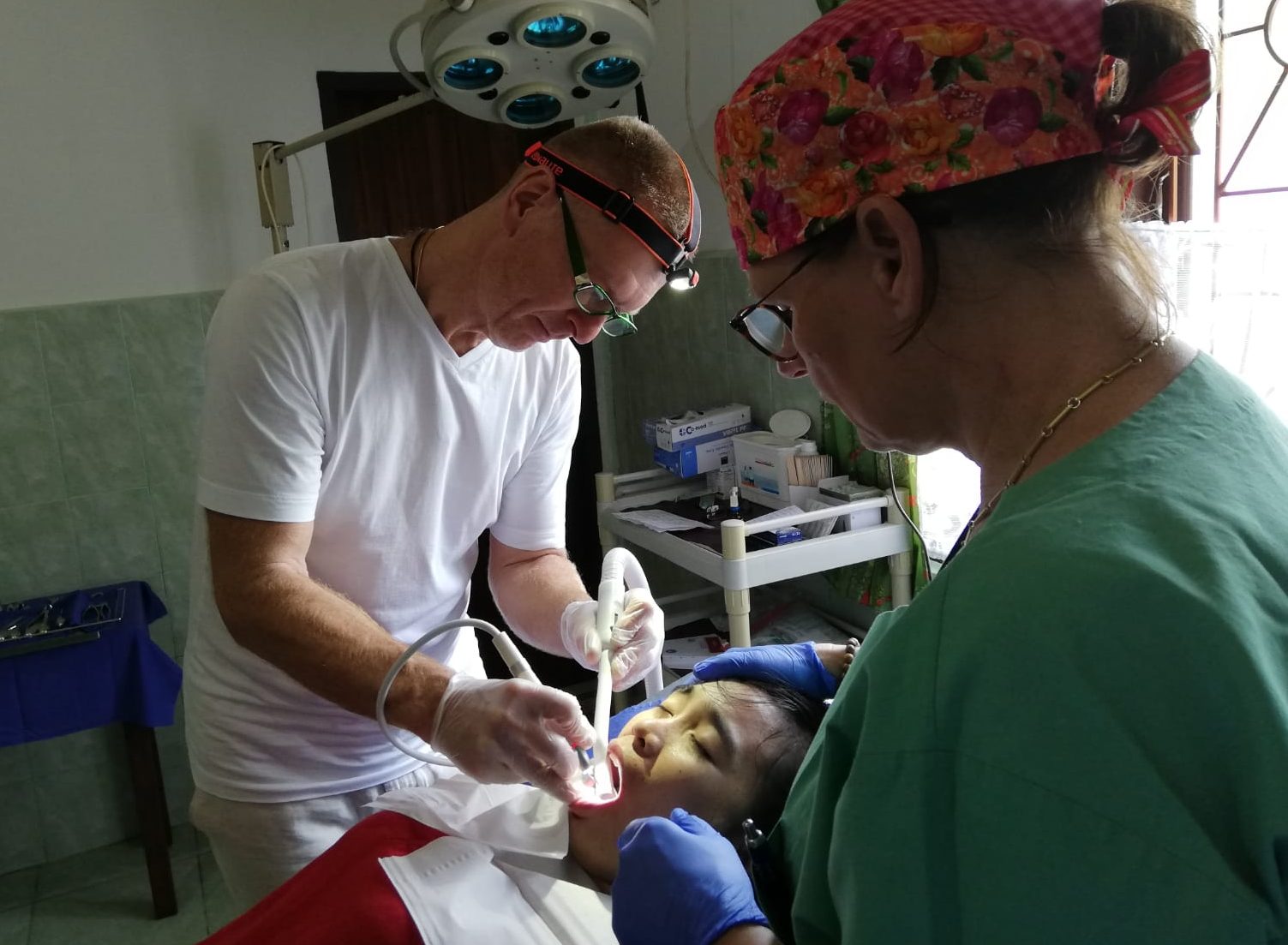Dr. Meiß und Frau Meiß während der Behandlung einer Patientin in Indonesien