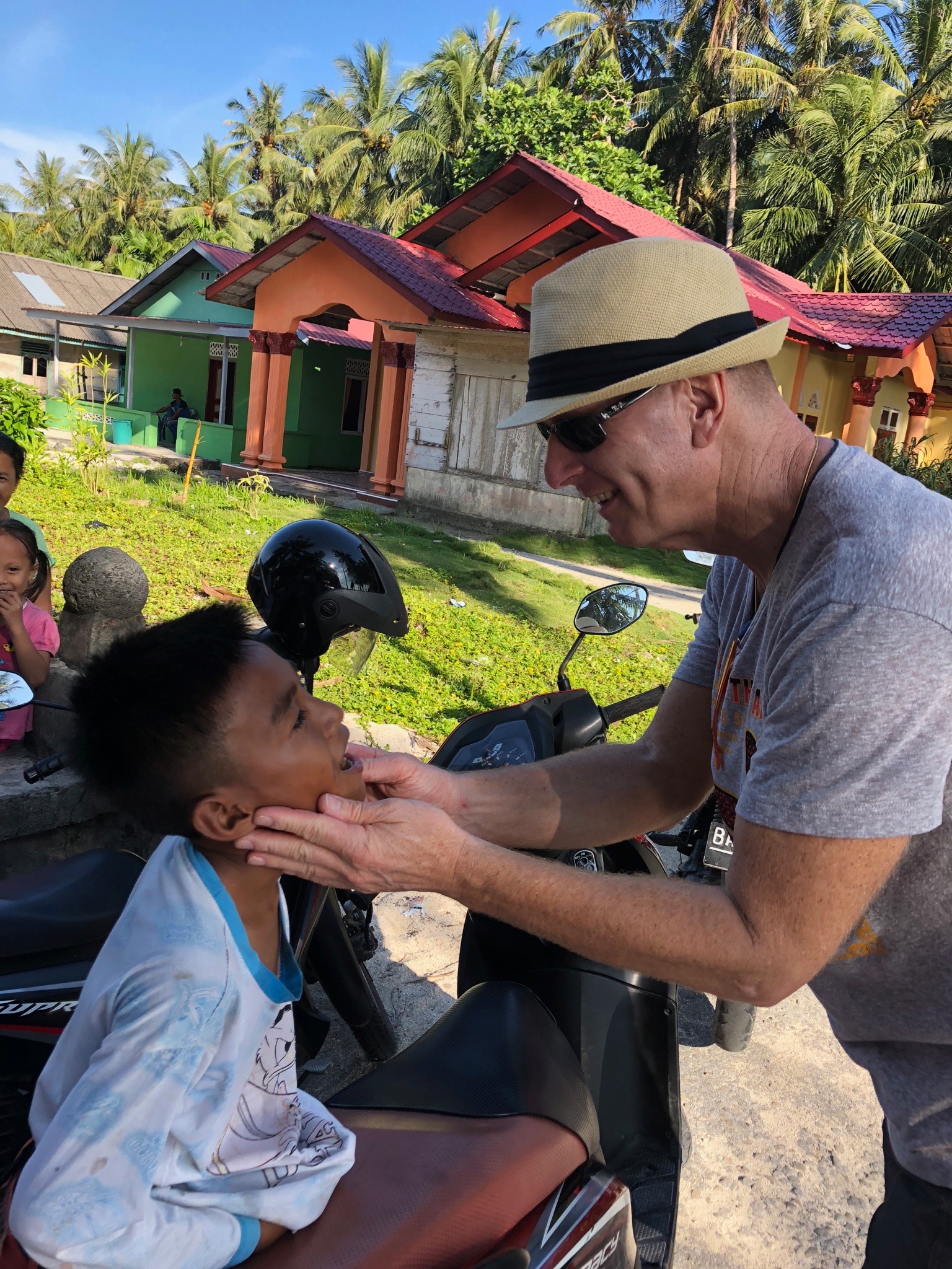 Dr. Meiß schaut einem indonesischen Kind in den Mund