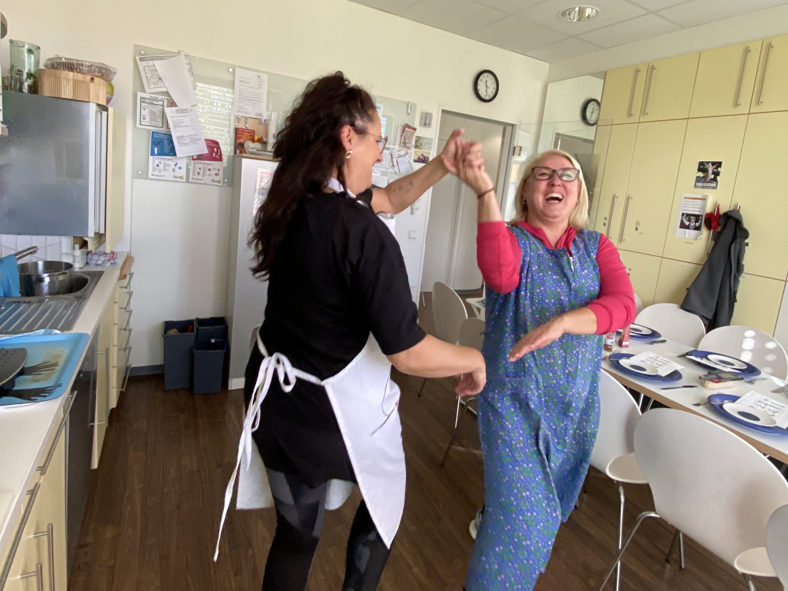 Mitarbeiterinnen tanzend in der Küche