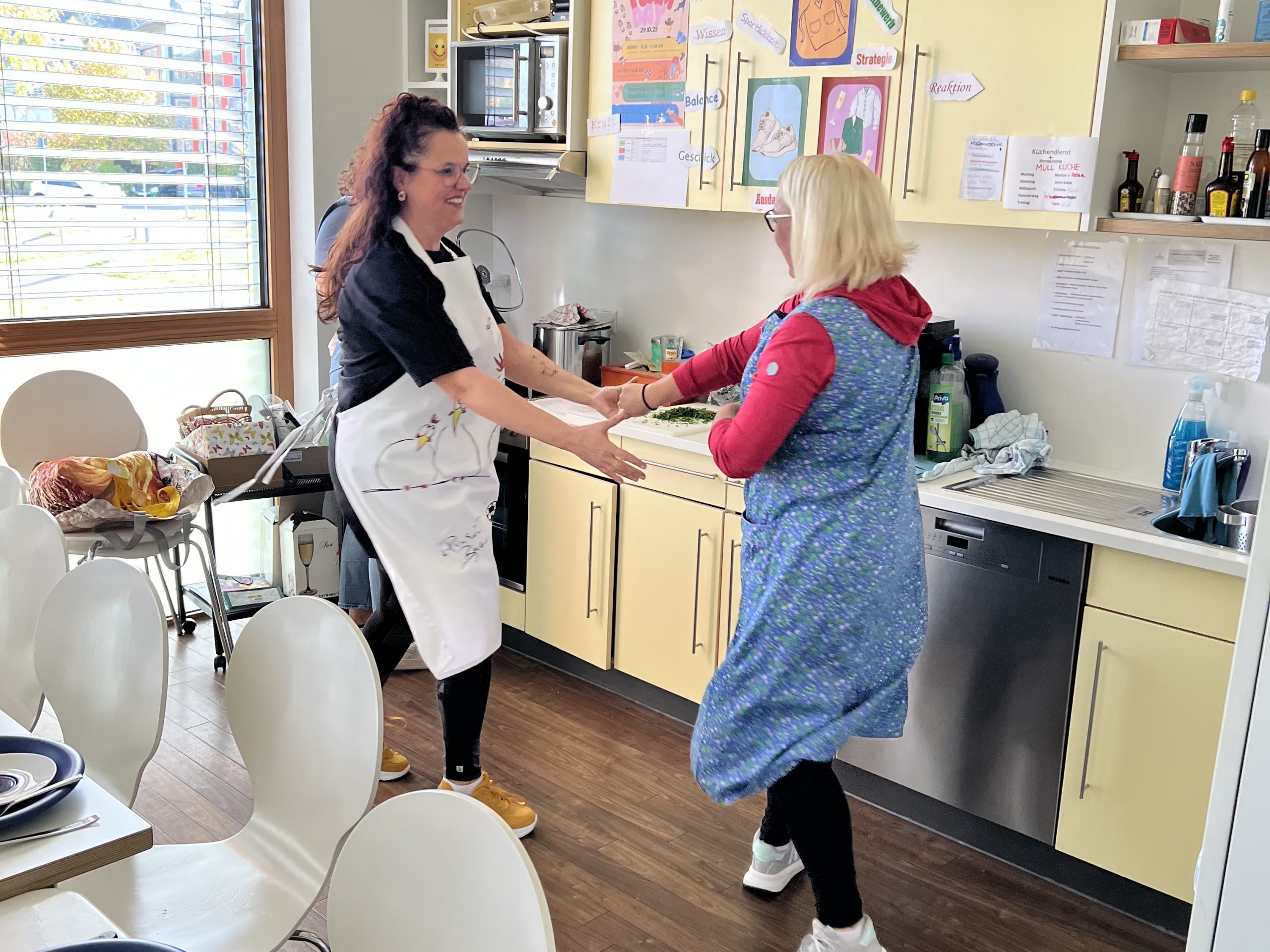 Mitarbeiterinnen tanzend in der Küche