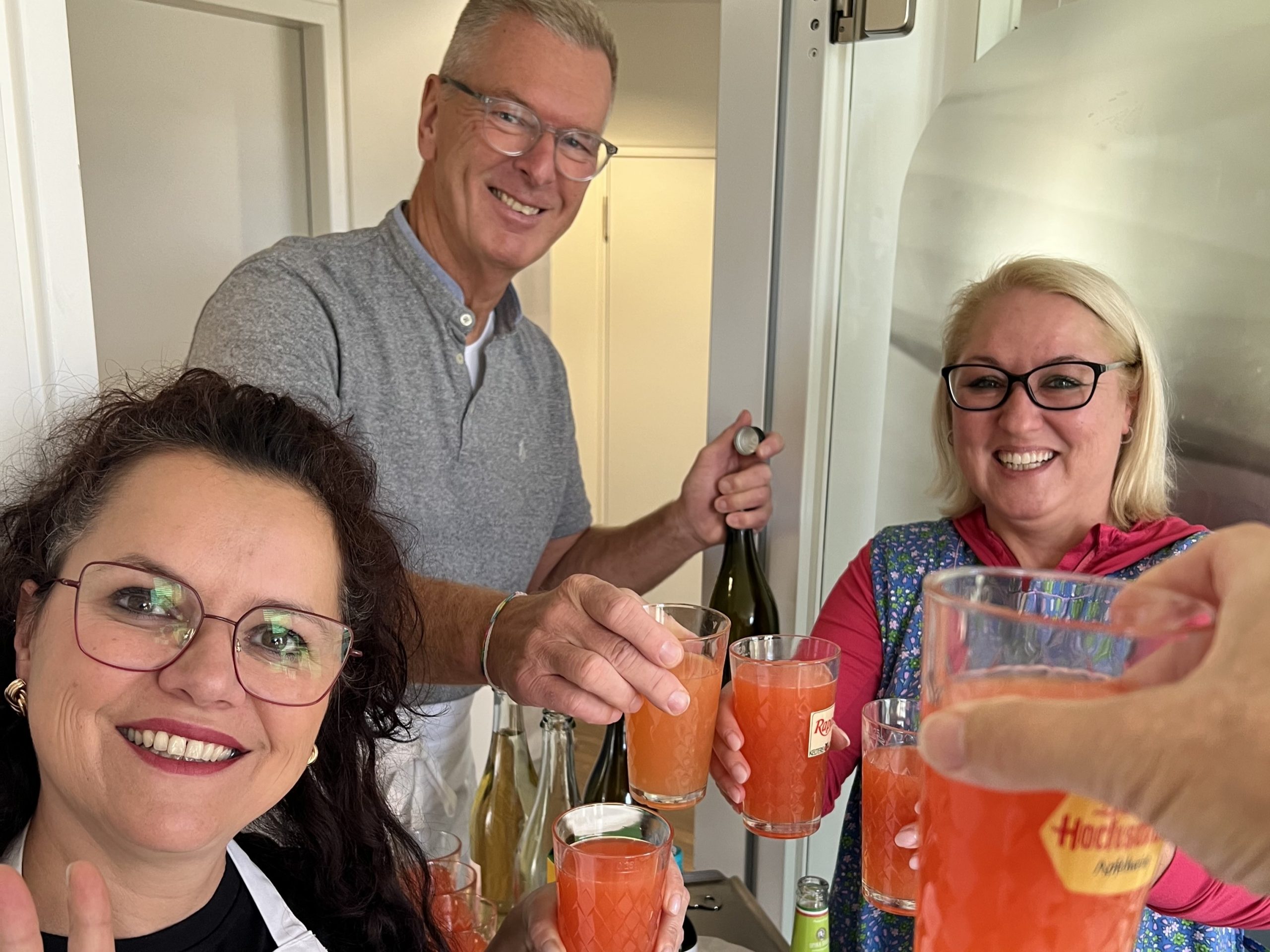 Gruppenselfie mit dem spritzigen Aperitif