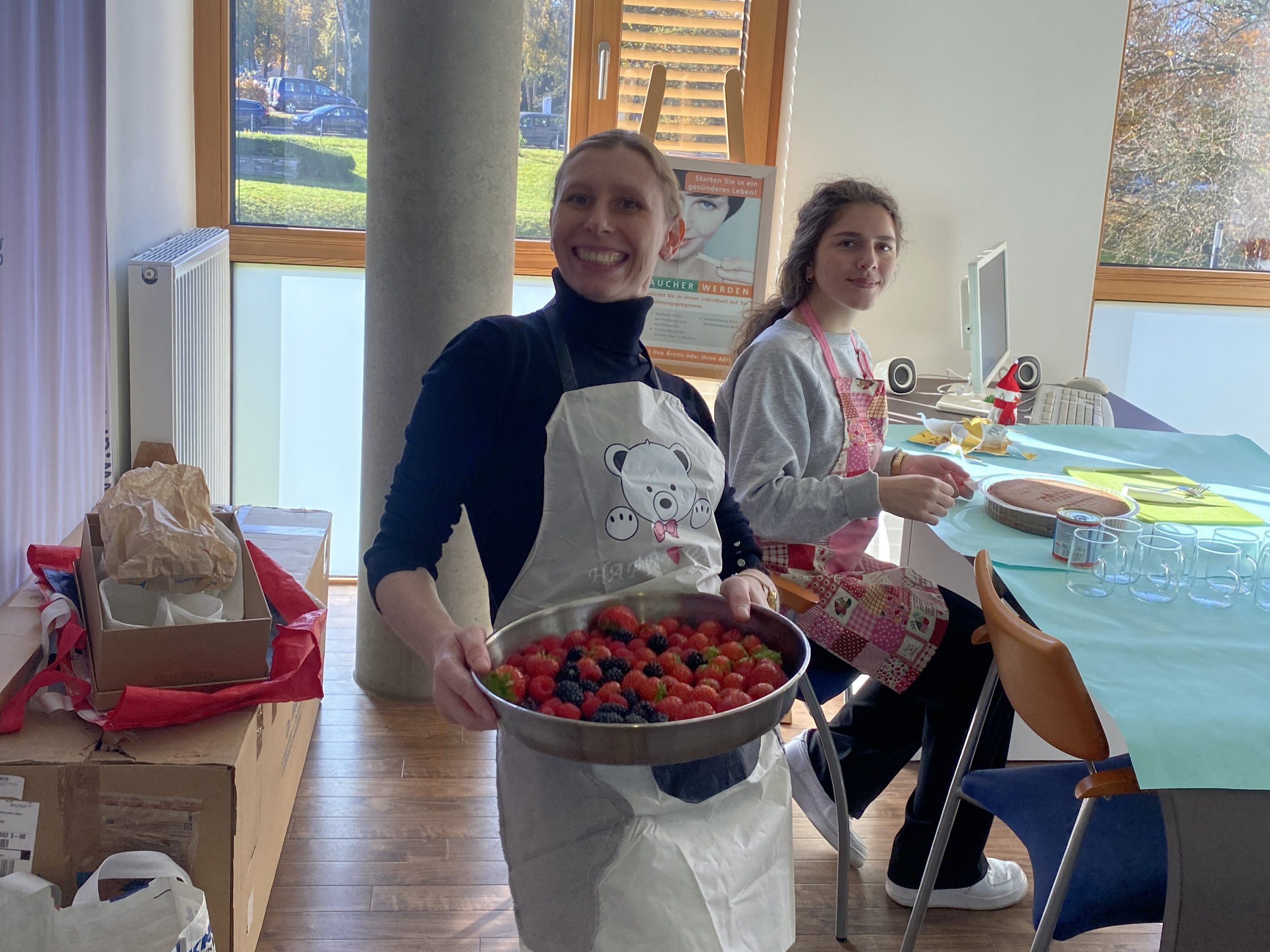 Mitarbeiterin mit den gewaschenen Früchten für den Nachtisch