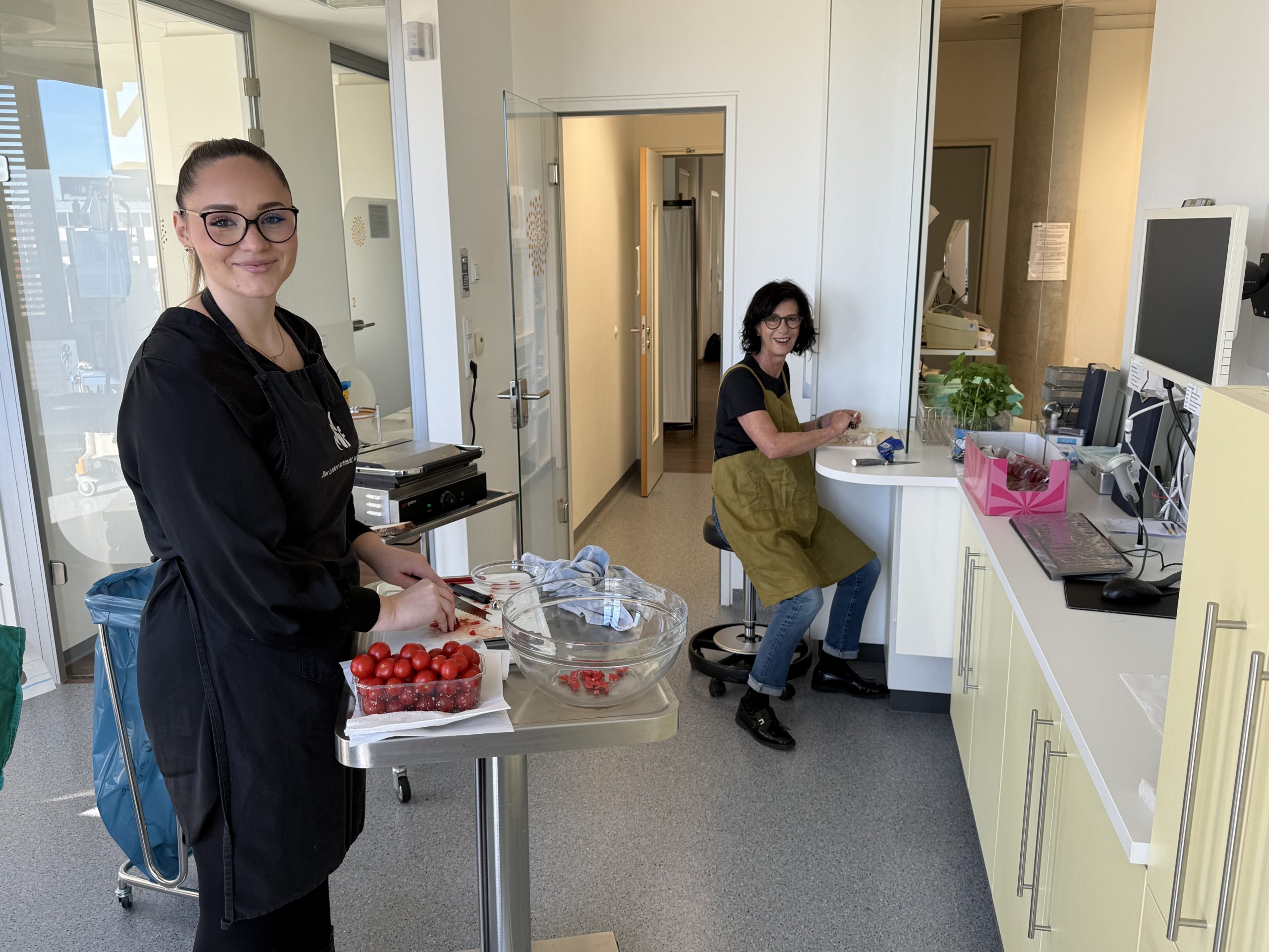 das Vorspeisenteam bereitet Bruschetta im OP vor